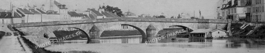Vieille photo du pont et du lavoir sur la Marne à Châteauthierry