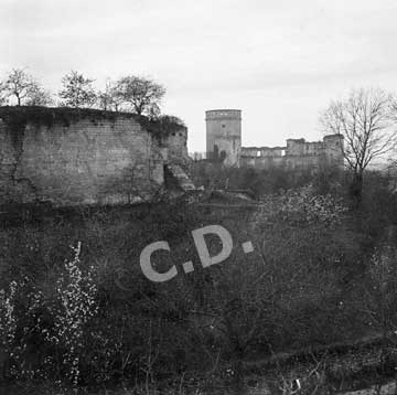Photo ancienne de l'extérieur du château avec un pan de muraille