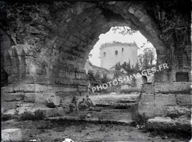 Photo ancienne du château de Coucy montrant le donjon pris à travers une ogive