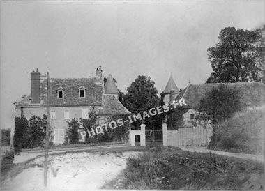 Vieille photo d'une ancienne maison dans le bourg de la commune  d'Oulchy-le-Château