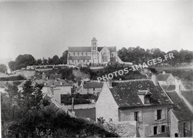 Vieille photo du bourg d'Oulchy-le-Château et son église romane