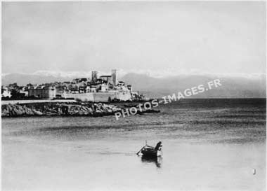 Photo ancienne des remparts d'Antibes et la chaîne des Alpes en 1930