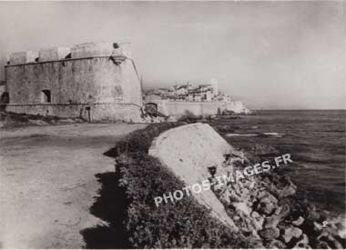 Photo ancienne des remparts d'Antibes en 1930