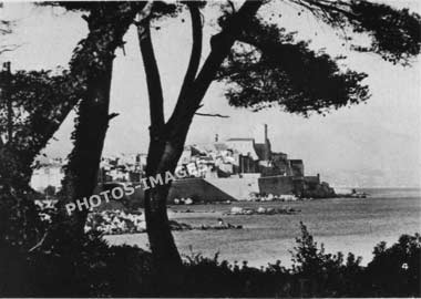 Photo ancienne de la ville d'Antibes par les pins de la corniche en 1930