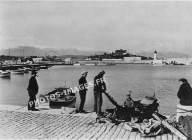 Photo ancienne du port et du Fort Carré d'Antibes en 1930