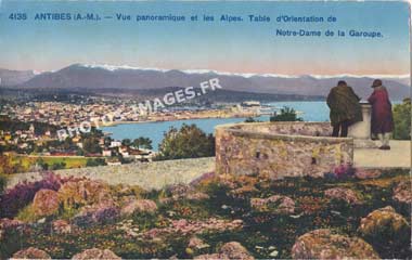 Photo ancienne de la table d'orientation de Notre-Dame-de-la-Garoupe en 1930