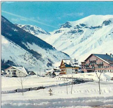 Les maisons avant le col du Bouchiet, détail d'une photo récente