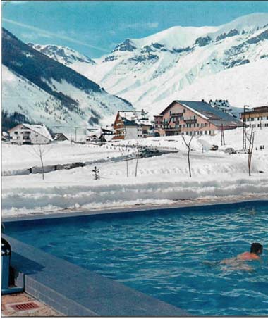 La piscine et les maisons baties depuis 1947