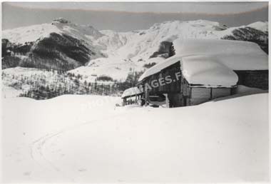 Les cîmes de Las Donnas et du Chavalet sur une photo ancienne de 1947 à Auron