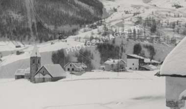 photo ancienne de l'oratoire, la chapelle Saint-Erige et les cimes de Las Donnas et Chavalet à Auron