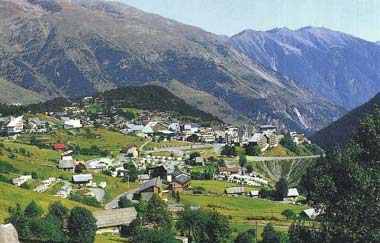 Le plateau résidentiel d'Auron sur un carte postale récente faite en été