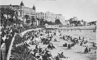 Photo ancienne de la plage et les hôtels de Cannes en carte postale de 1930