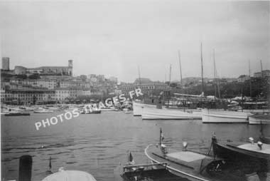 Un bassin du port de Cannes ceint des immeubles de la ville en 1938