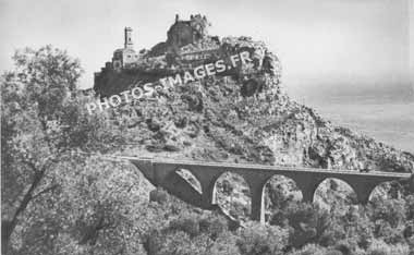 Ancienne photo du viaduc et du village de Eze en carte postale ancienne de 1930