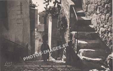 Photo ancienne d'une vieille rue d'Eze en carte postale de 1930