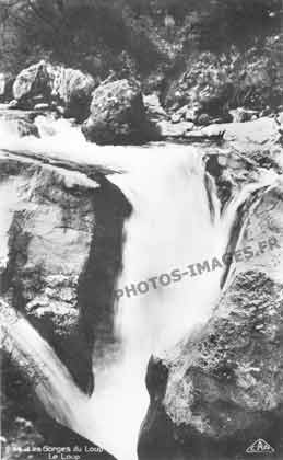 Photo ancienne de la cascade des Gorges-du-Loup en carte postale de 1920