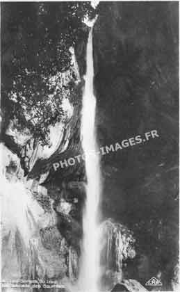 Ancienne photo de la cascade des Gourmes aux Gorges-du-Loup en carte postale ancienne de 1920