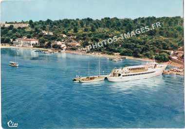 Photo aérienne de l'Ile-Sainte-Marguerite en carte postale ancienne de 1960