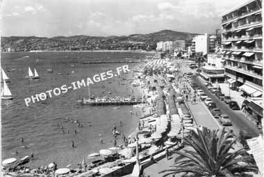 Photo ancienne de la plage et du golfe de Juan-les-Pins en carte postale ancienne de 1960