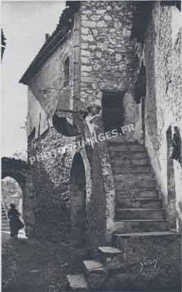 Ancienne photo de la rue Capouanne à La-Turbie en carte postale ancienne de 1930