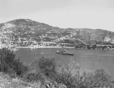 Ancienne photo d'un bateau de la marine en baie de Villefranche-sur-Mer en 1947