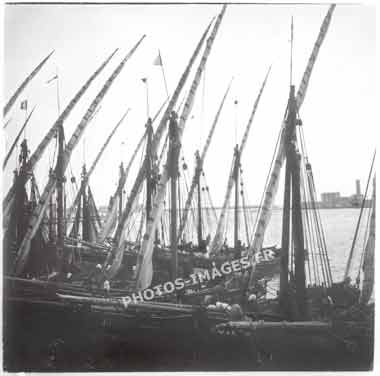 Ancienne photo des bateaux de pêche à quai à Marseille