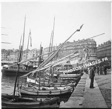 Ancienne photo du port de Marseille et les bateaux à quai en 1920