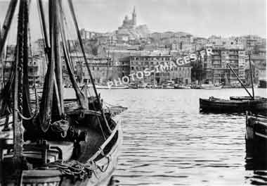 Ancienne photo du port et de la basilique à Marseille en 1930