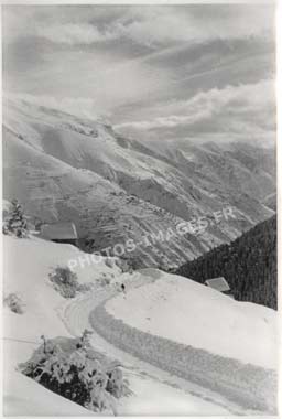 Route d'accès en hiver à Auron sur une photo ancienne de 1947