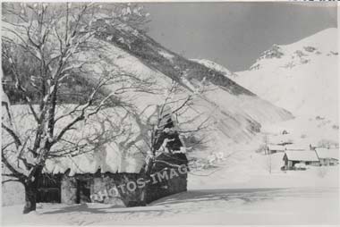 Le col du Bouchiet et quelques maisons, photo ancienne de 1947 
