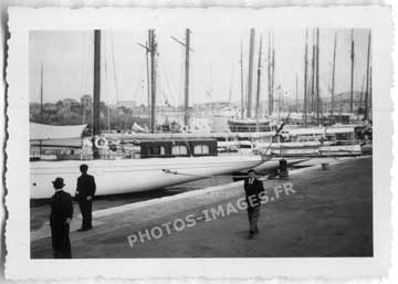 Les bateaux au port et la ville en fond photo ancienne de 1938