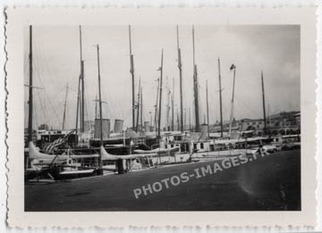 Le port de Cannes, photo ancienne de 1938 avec ses bateaux et la ville en fond
