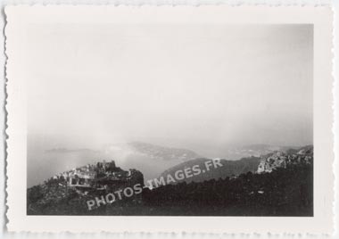 Vieille photo de la côte niçoise avec le cap Ferrat vus depuis la montagne