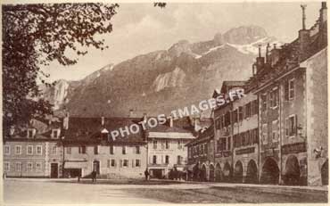 La place de Bonneville et la montagne d'Andey en photo ancienne