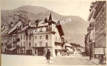 Photo de la place de l'Hôtel de Ville de Bonneville ancienne et le Môle