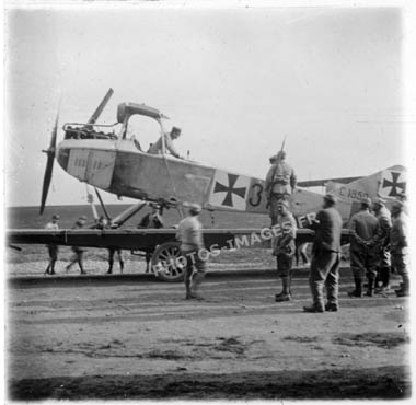 Photo de l'avion allemand captur et embarqu sur une plateforme en 14-18