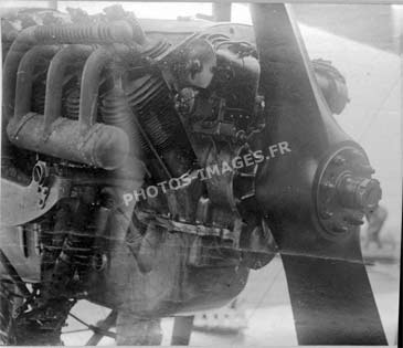 Le moteur et la photo d'une partie de l'hélice d'un avion en 14-18 WW1