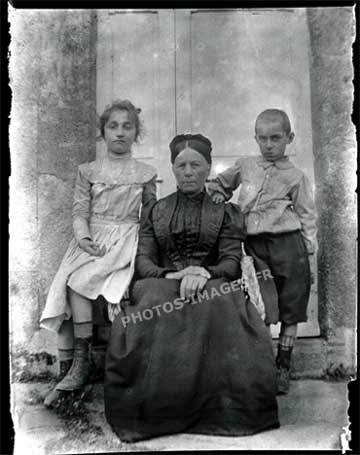 Grand-mère entouré de ses deux petits enfants, photo ancienne de famille