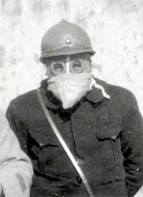 Un des militaires qui  pose équipé de son masque à gaz pendant la guerre de 14-18