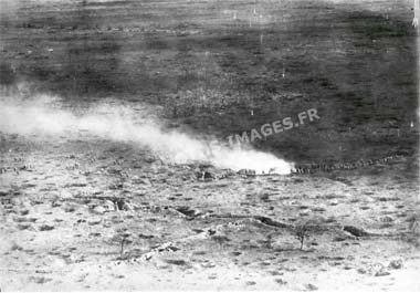 Vue d'avion, un déplacement de troupe entre les trnachées et les trous d'obus sur un champ de bataille pendant la guerre de 1914-1918
