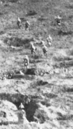 Détail de la vue d'avion, un déplacement de troupe entre les tranchées et les trous d'obus sur un champ de bataille en 14-18