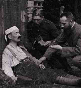 Photo du médecin prenant le pouls du blessé pendant la guerre de 14-18