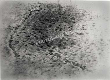 Vue aérienne de la tranchée Guillaume et des soldats terrés dans les trous d'obus