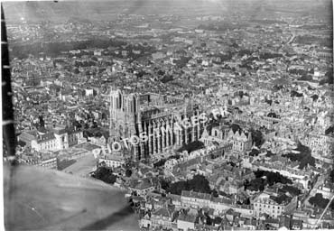 Photo aérienne de la cathédrale de Reims emmergeant des ruines de la ville après les bombardements pendant la guerre de 1914-1918 WW1