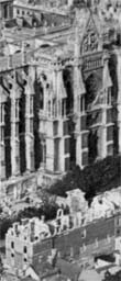 Photo aérienne des maisons près de la cathedrale de Reims emmergeant des ruines de la ville après les bombardements en 14-18 WW1