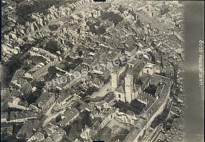 Photo aérienne de la cathédrale Notre Dame de Verdun emmergeant des ruines de la ville bombardée en 1914-1918 W1