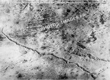 Vue d'avion de l'arrivée des renforts français dans les tranchées de Vermandovillers en 1914-1918 WW1