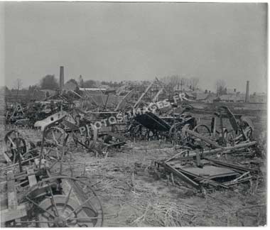 Ham 14-18, barrage d'engins agricole devant la ville au fond, Somme ww1