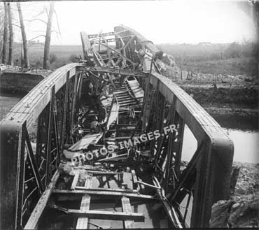 Photo d'un pont de chemin de fer détruit à l'explosif pendant la guerre de 1914-1918 WW1 à Ham