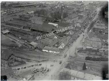 Photo aérienne de la ville de Ham, Somme 14-18 ww1, avec déplacement de troupe après la retraite de l'occupant allemand en 1917
